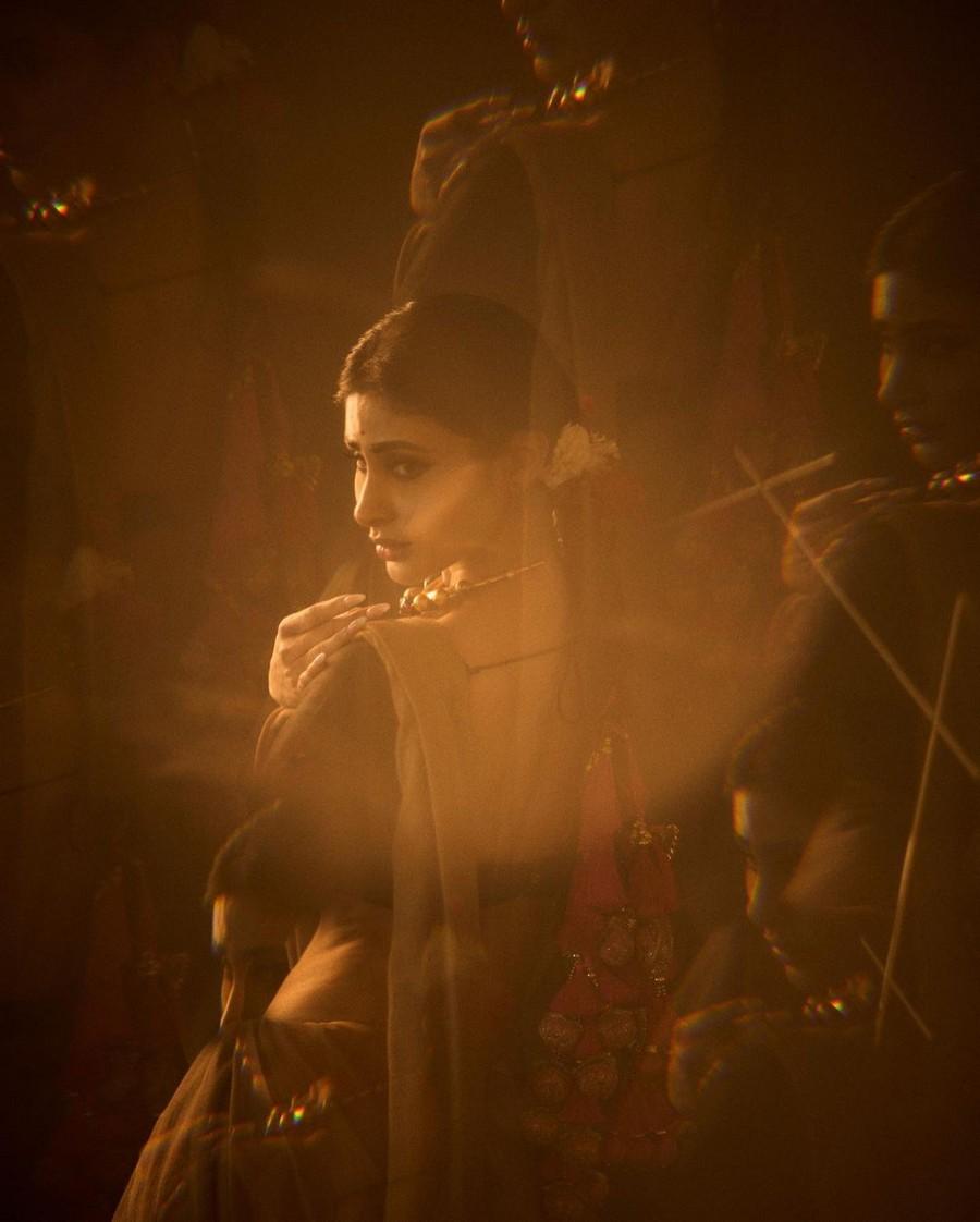Mouni Roy 11