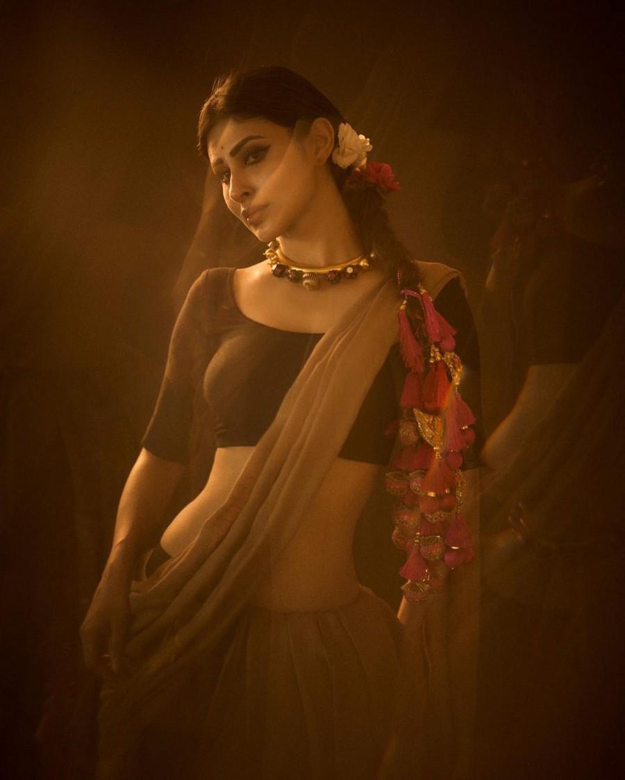 Mouni Roy 6