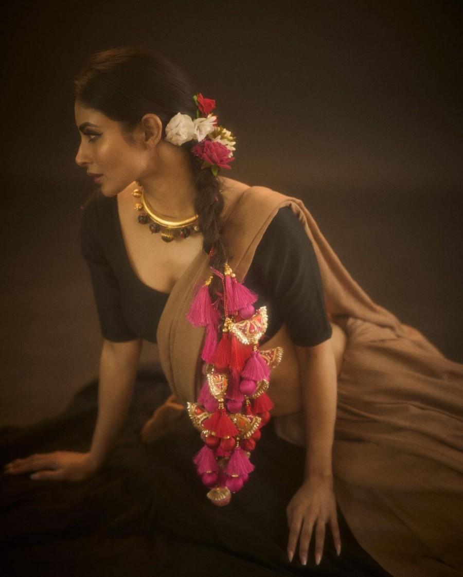 Mouni Roy 8