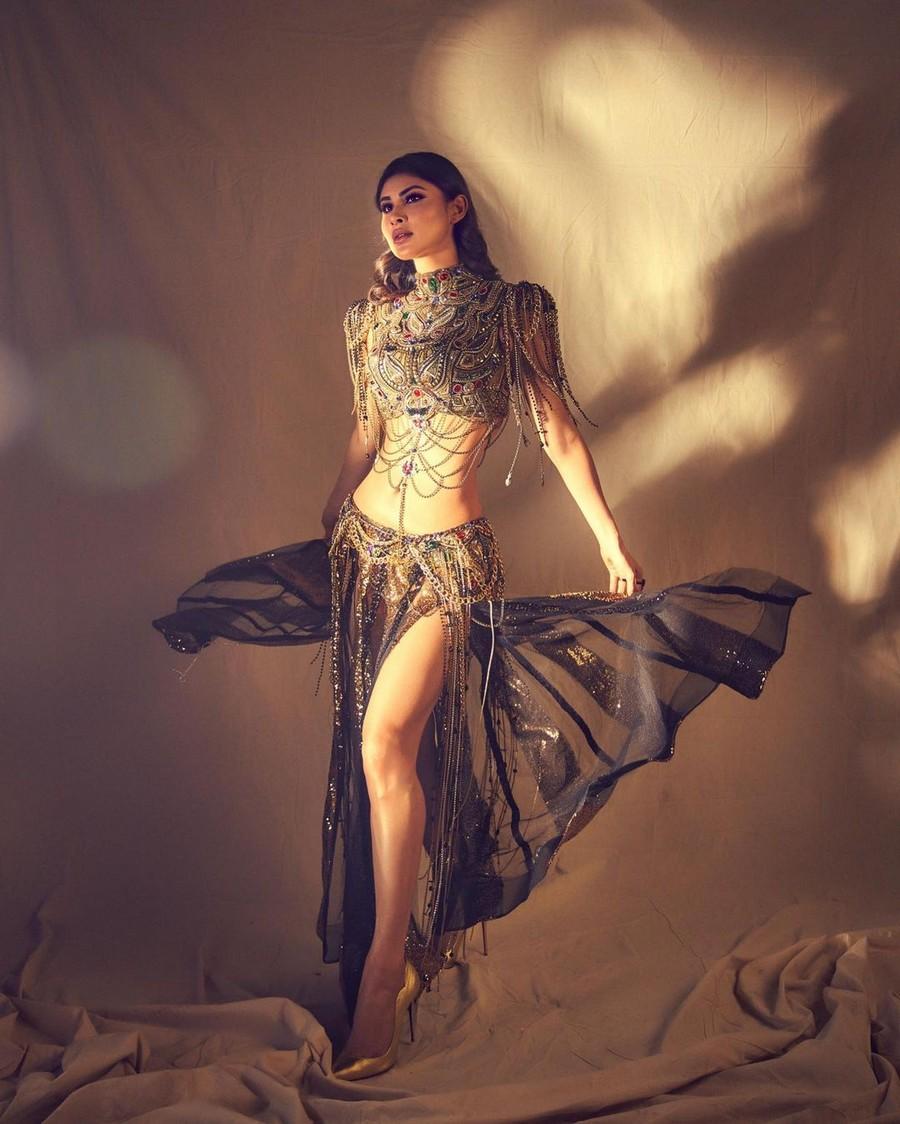 Mouni Roy 4