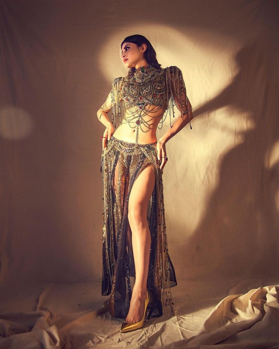 Mouni Roy 5