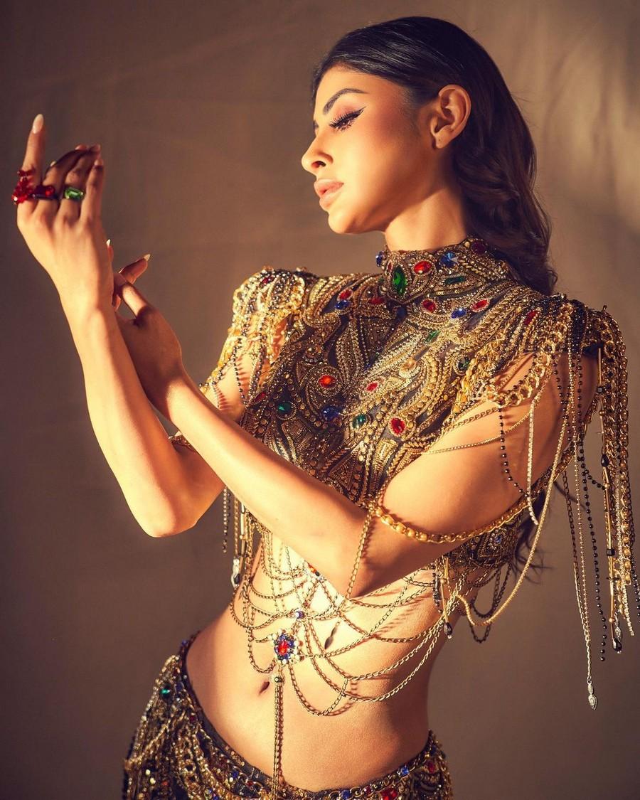 Mouni Roy 6