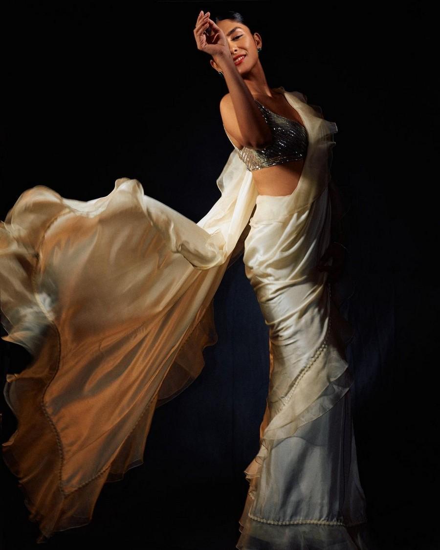 Mrunal Thakur 10