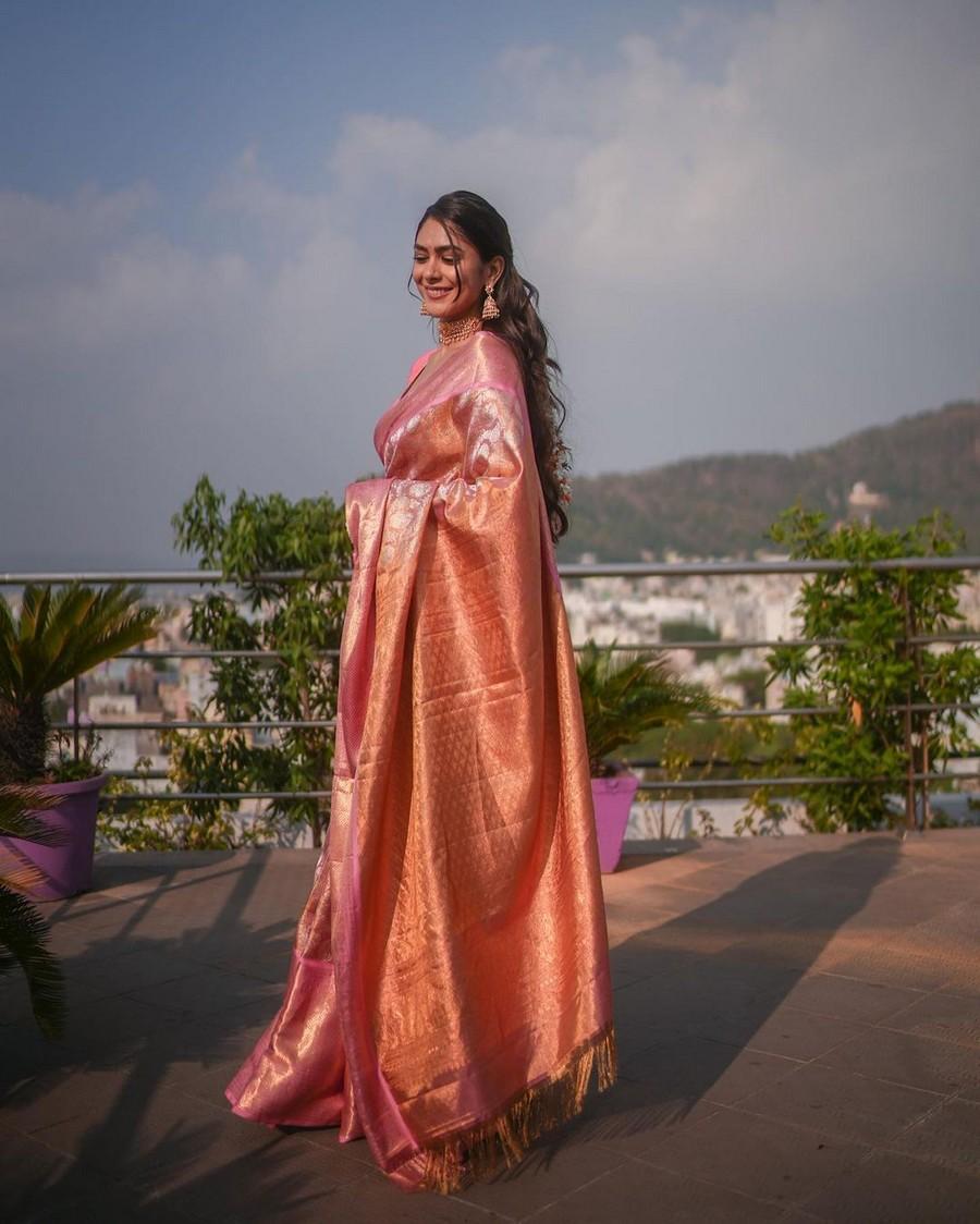 Mrunal Thakur 4