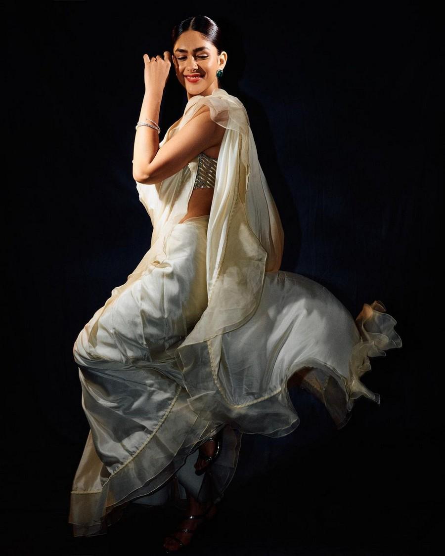 Mrunal Thakur 7