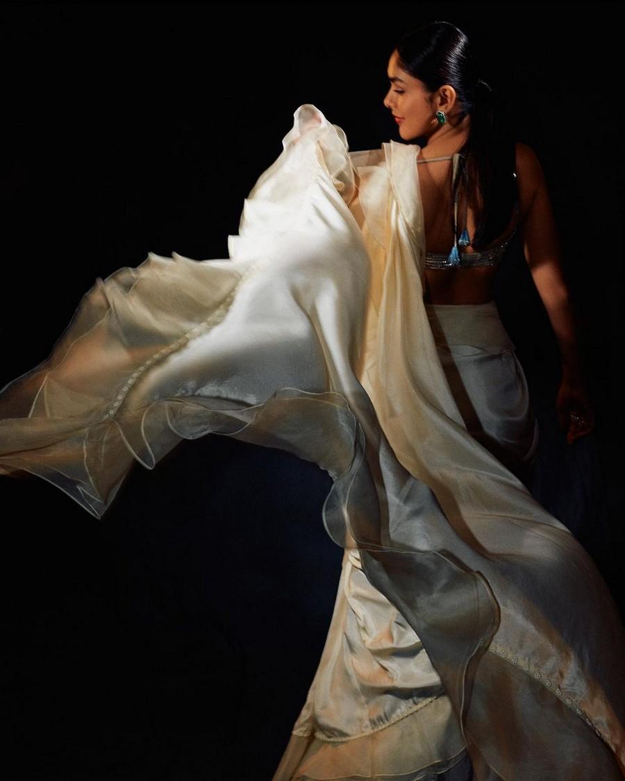 Mrunal Thakur 9
