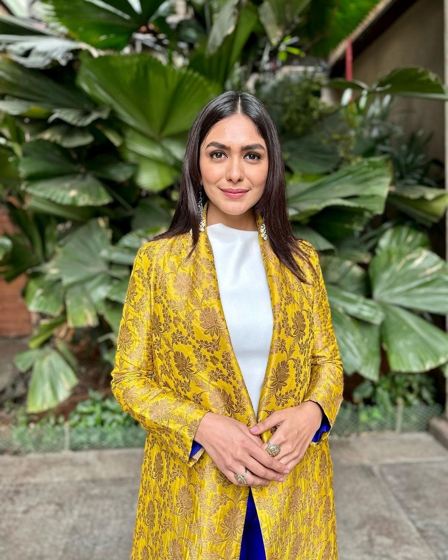 Mrunal Thakur 12