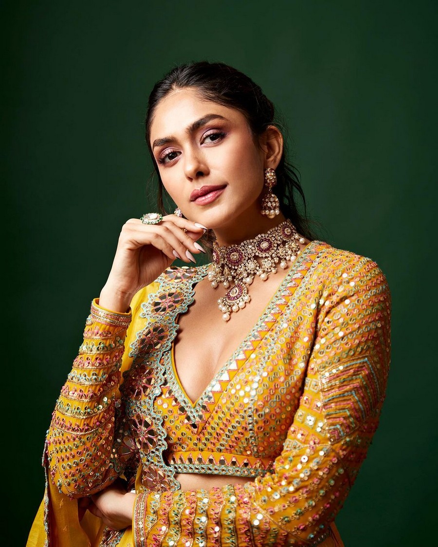 Mrunal Thakur 13