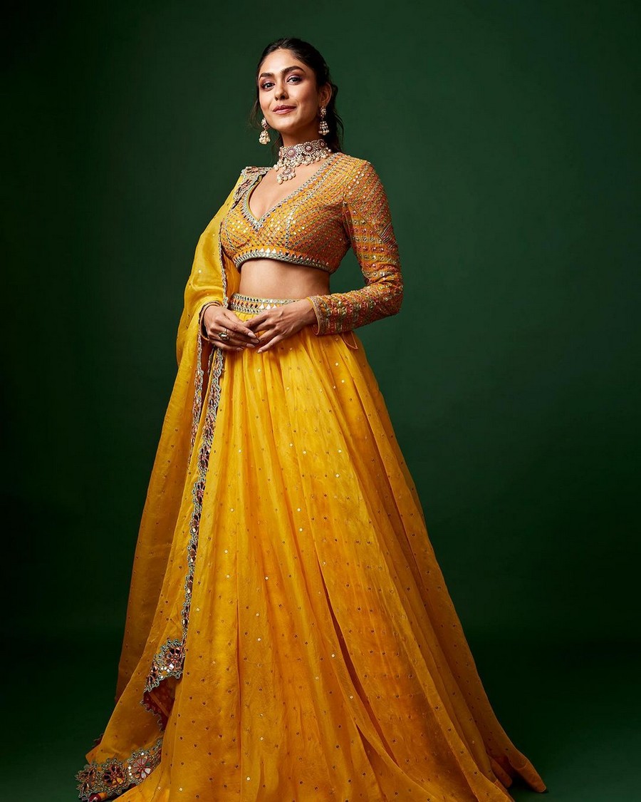 Mrunal Thakur 14