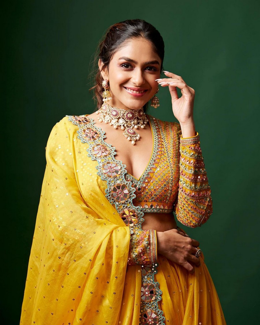 Mrunal Thakur 15