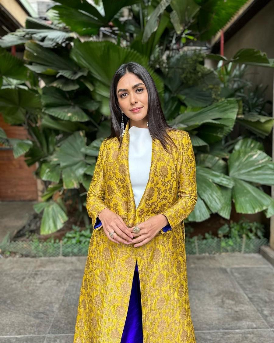 Mrunal Thakur 4