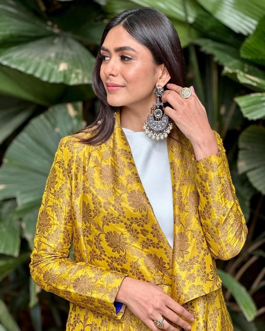 Mrunal Thakur 7