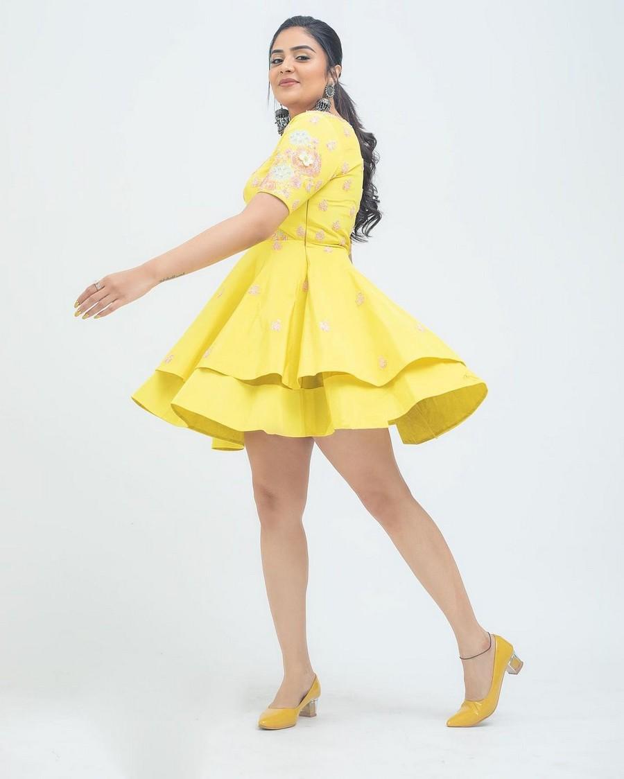 Sreemukhi 10
