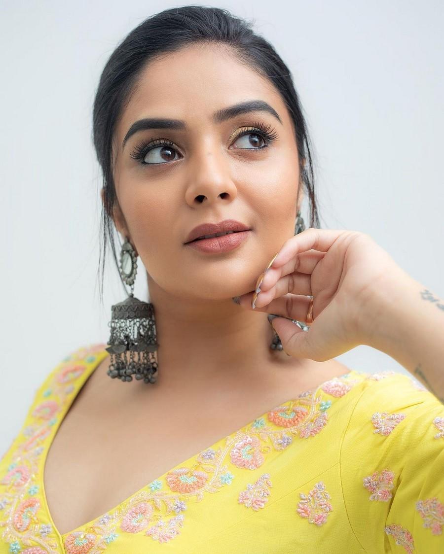 Sreemukhi 7
