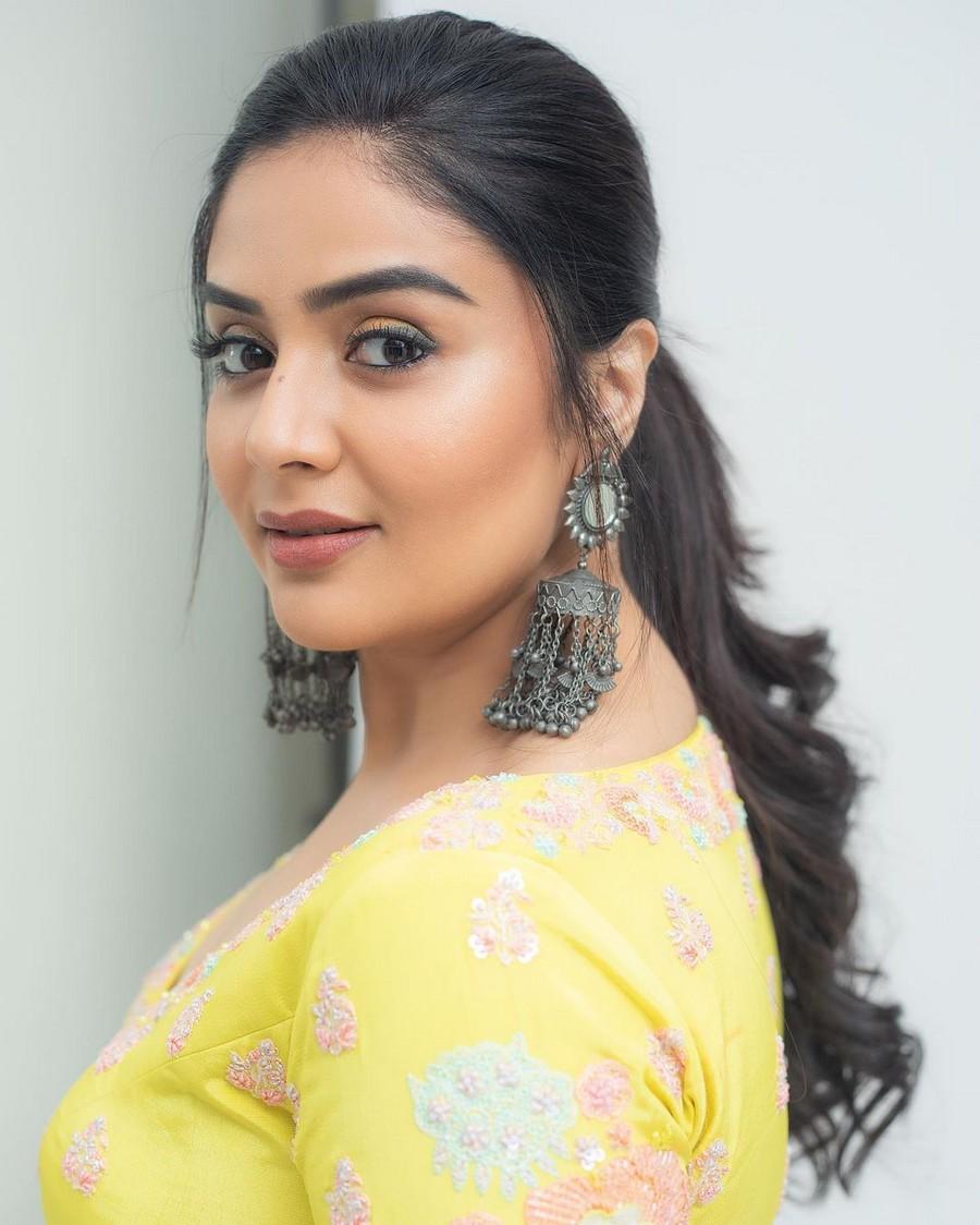 Sreemukhi 8