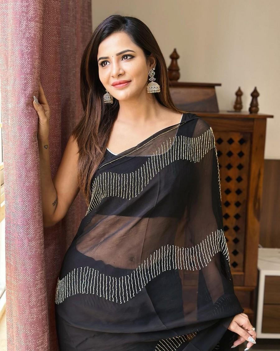 Ashu Reddy 4