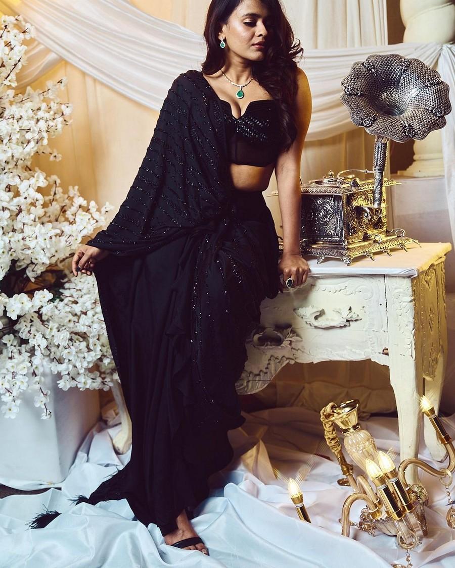 Hebah Patel 10