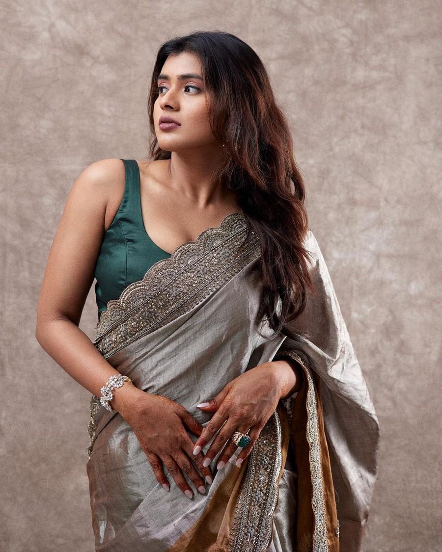 Hebah Patel 9