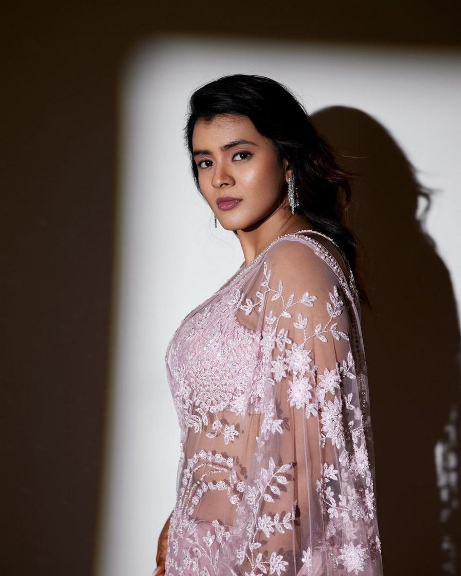 Hebah Patel 6