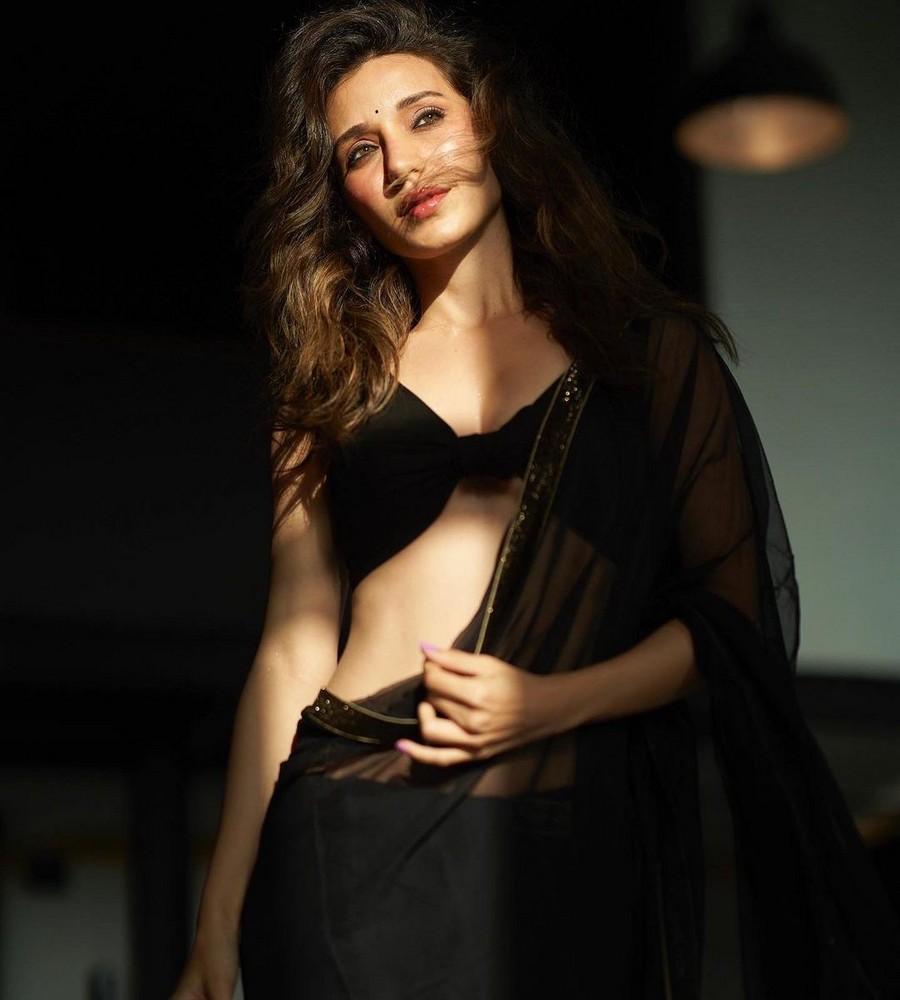 Heli Daruwala 10