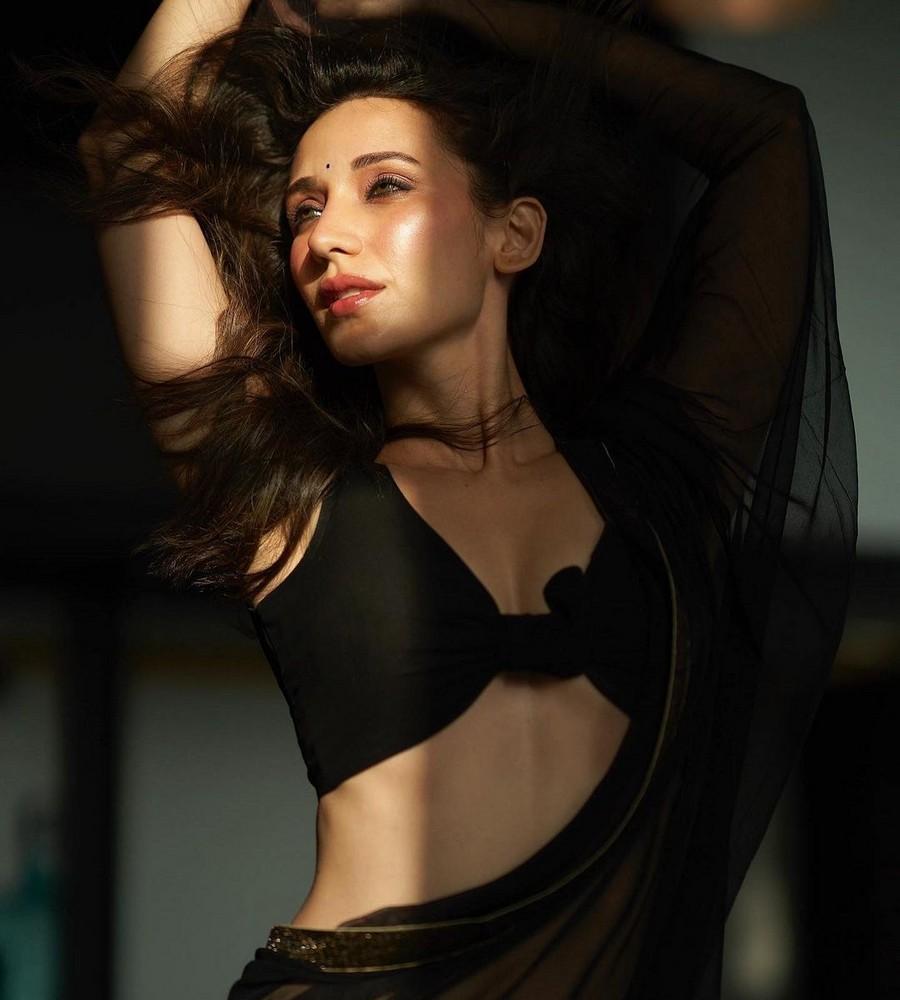 Heli Daruwala 9