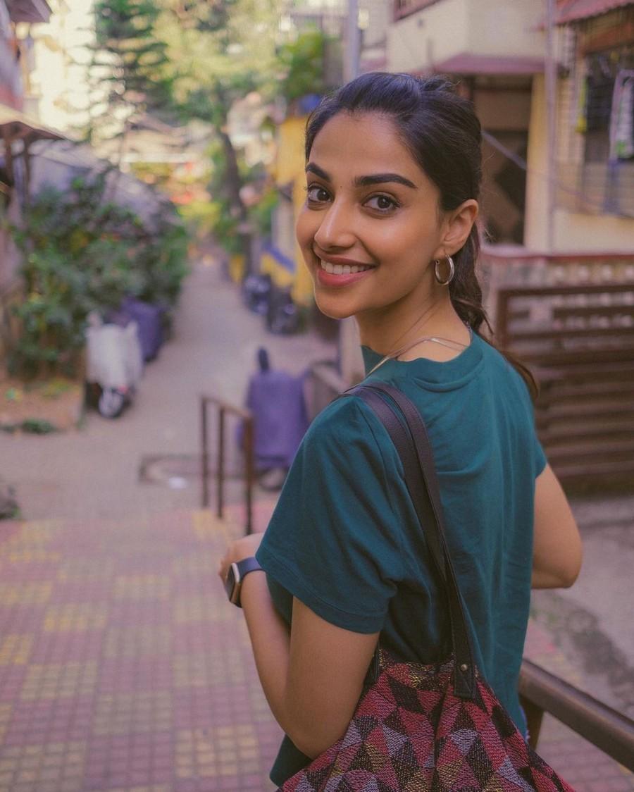Meenakshii Chaudhary 18
