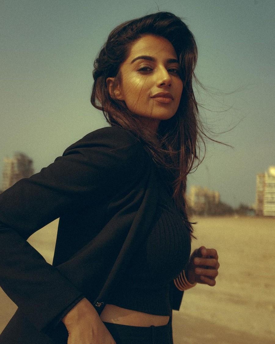 Meenakshii Chaudhary 8