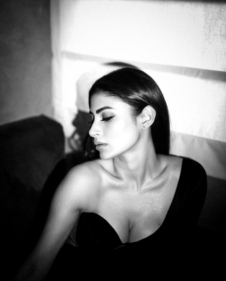 Mouni Roy 13