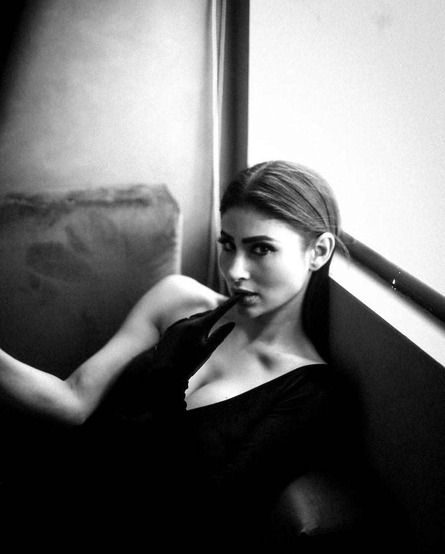 Mouni Roy 15