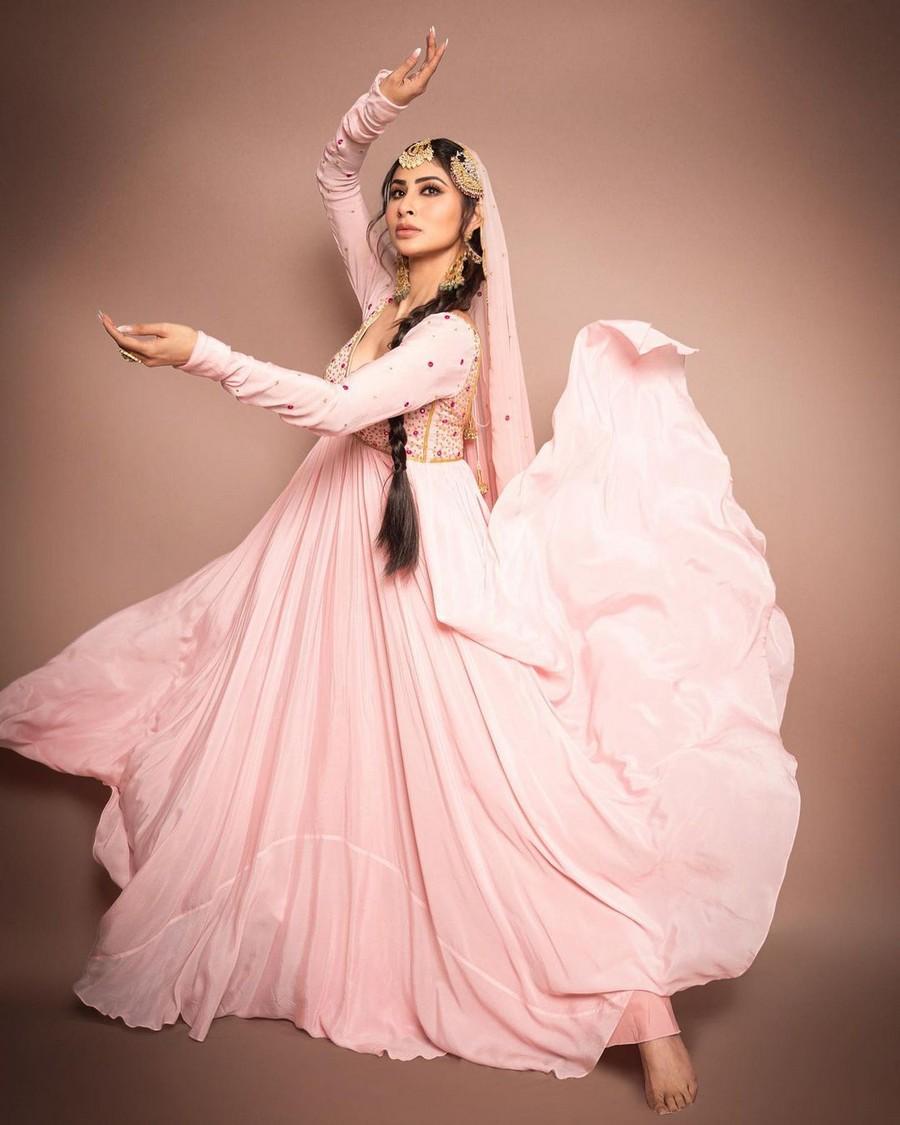 Mouni Roy 3