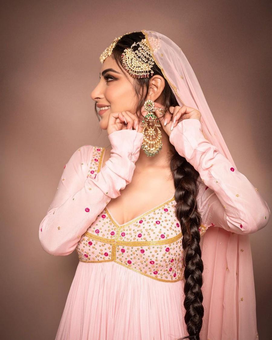 Mouni Roy 6