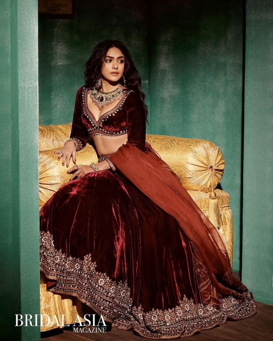 Mrunal Thakur 12
