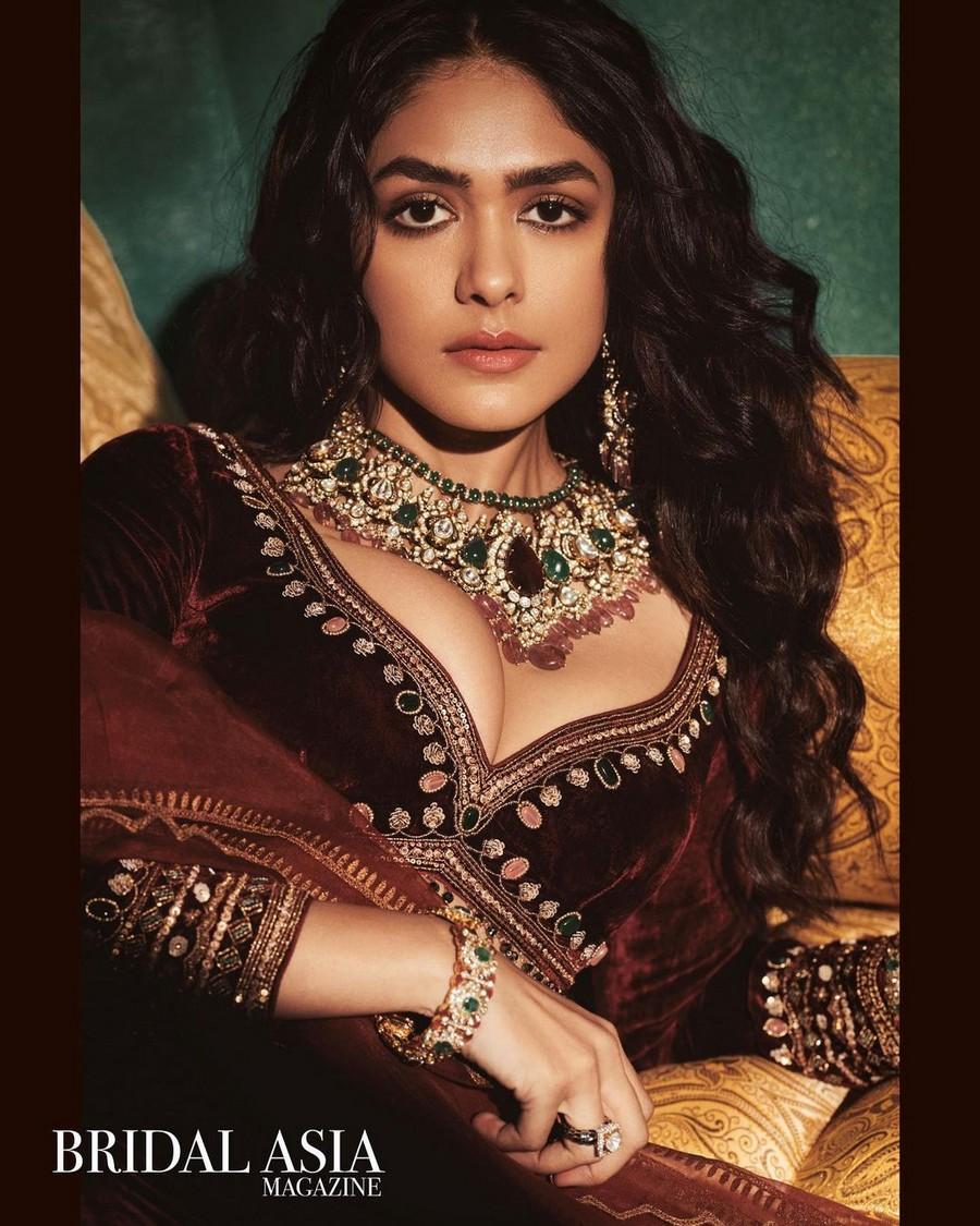 Mrunal Thakur 13