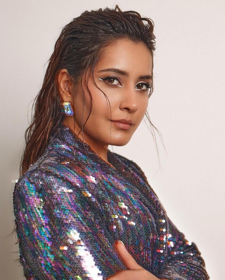 Raashii Khanna 10