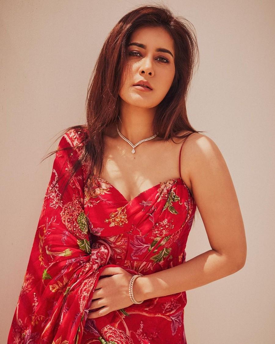 Raashii Khanna 11