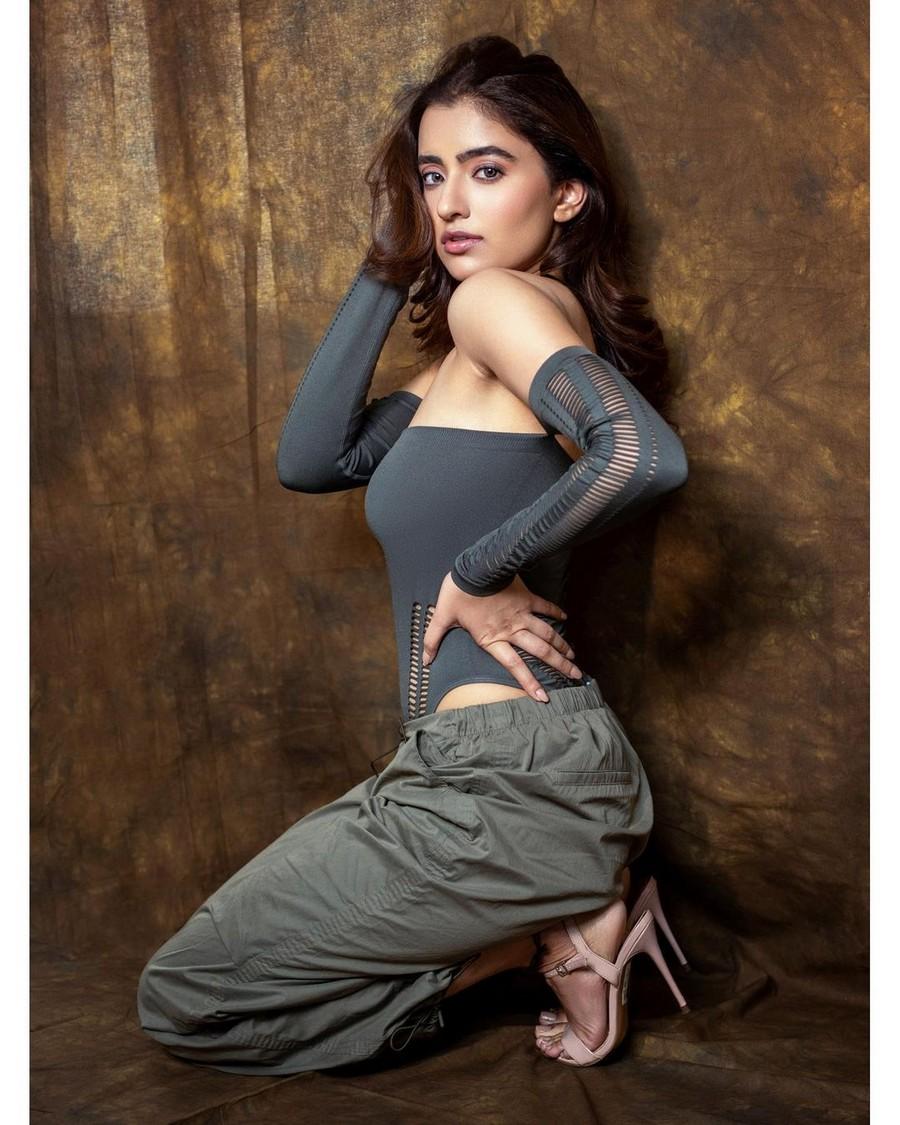 Rukshaar Dhillon 6