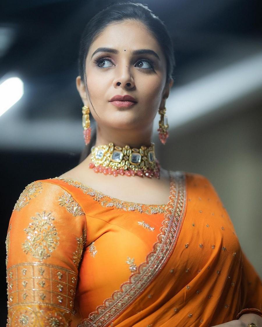 Sreemukhi 8