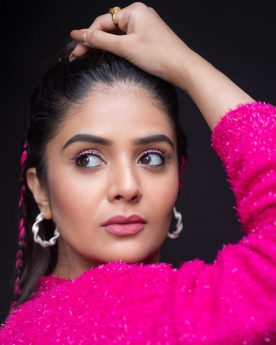 Sreemukhi 2