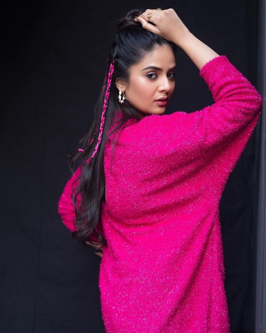 Sreemukhi 9