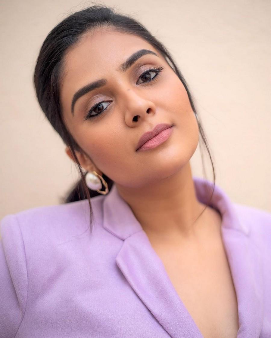 Sreemukhi 10