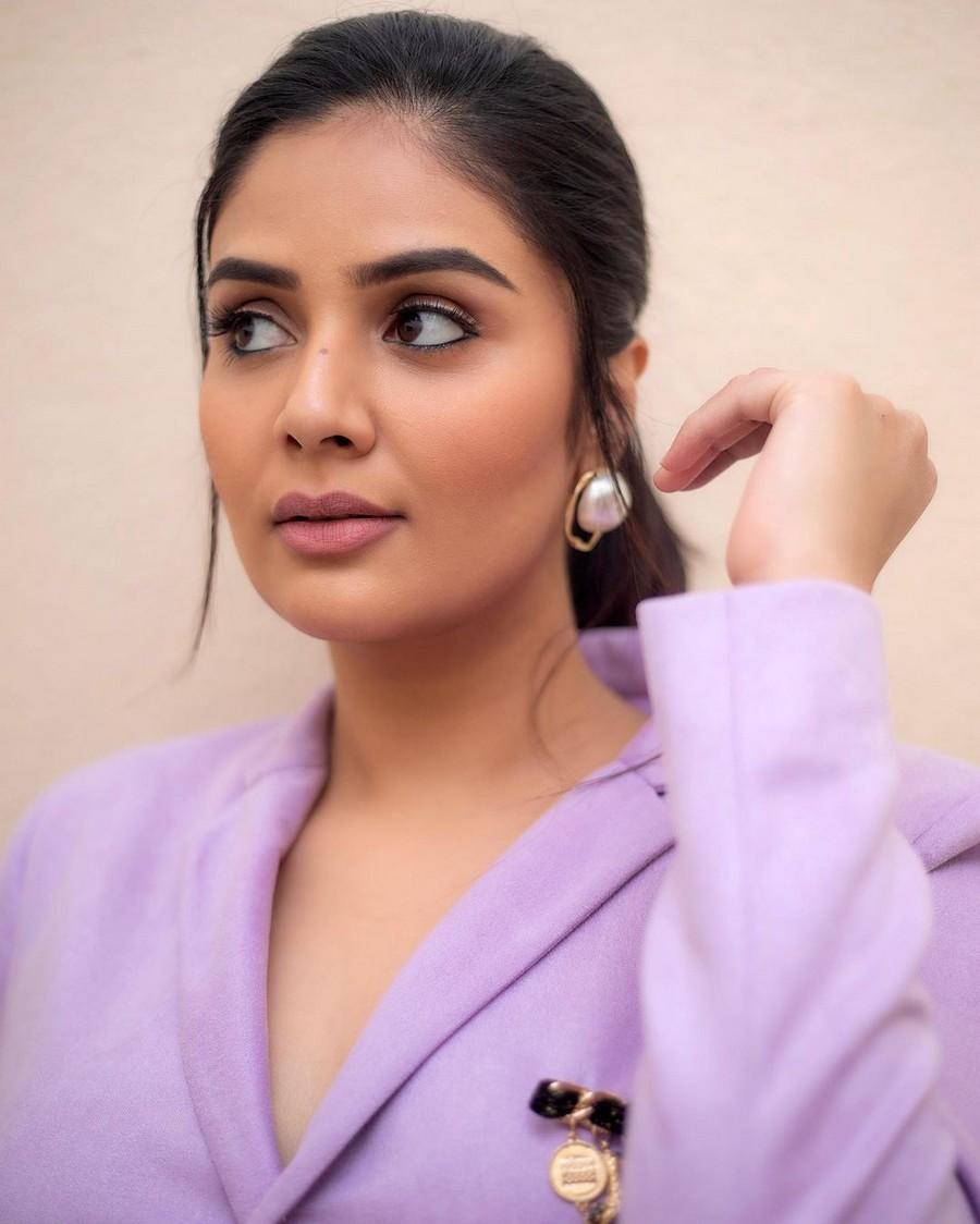 Sreemukhi 5