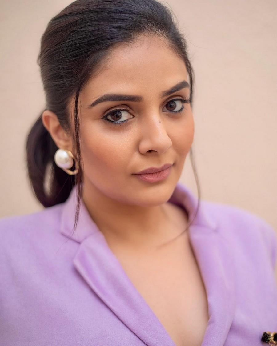 Sreemukhi 6