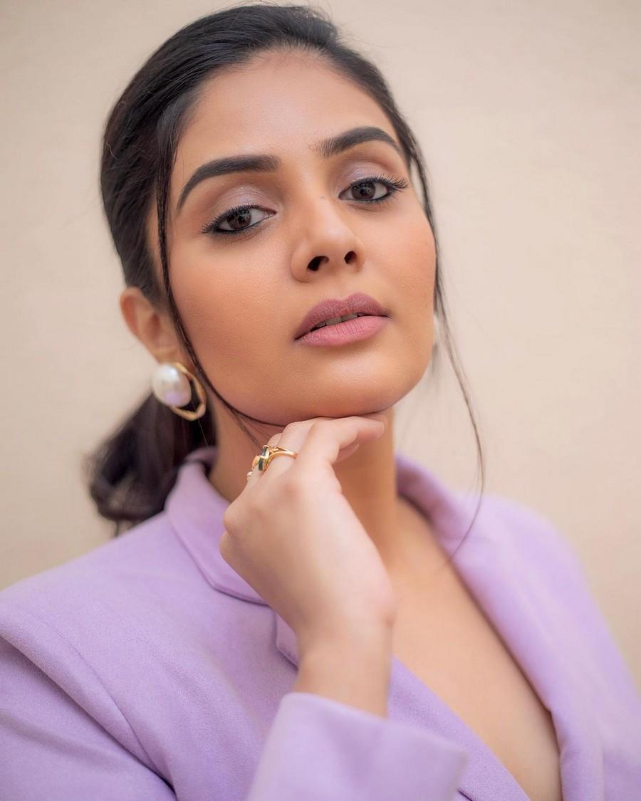 Sreemukhi 8