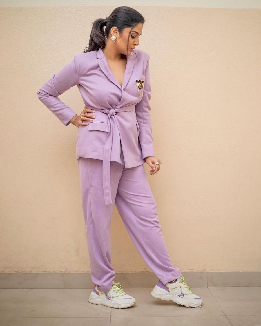 Sreemukhi 9