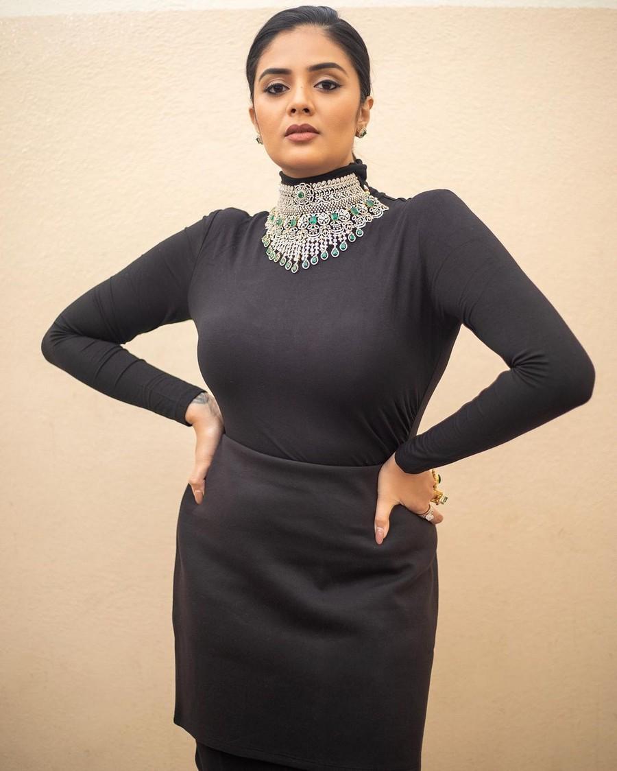 Sreemukhi 10