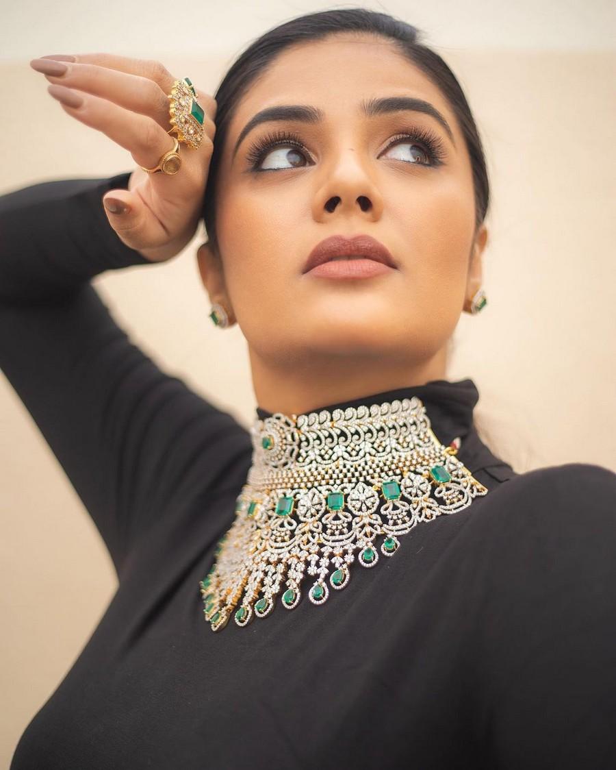 Sreemukhi 2