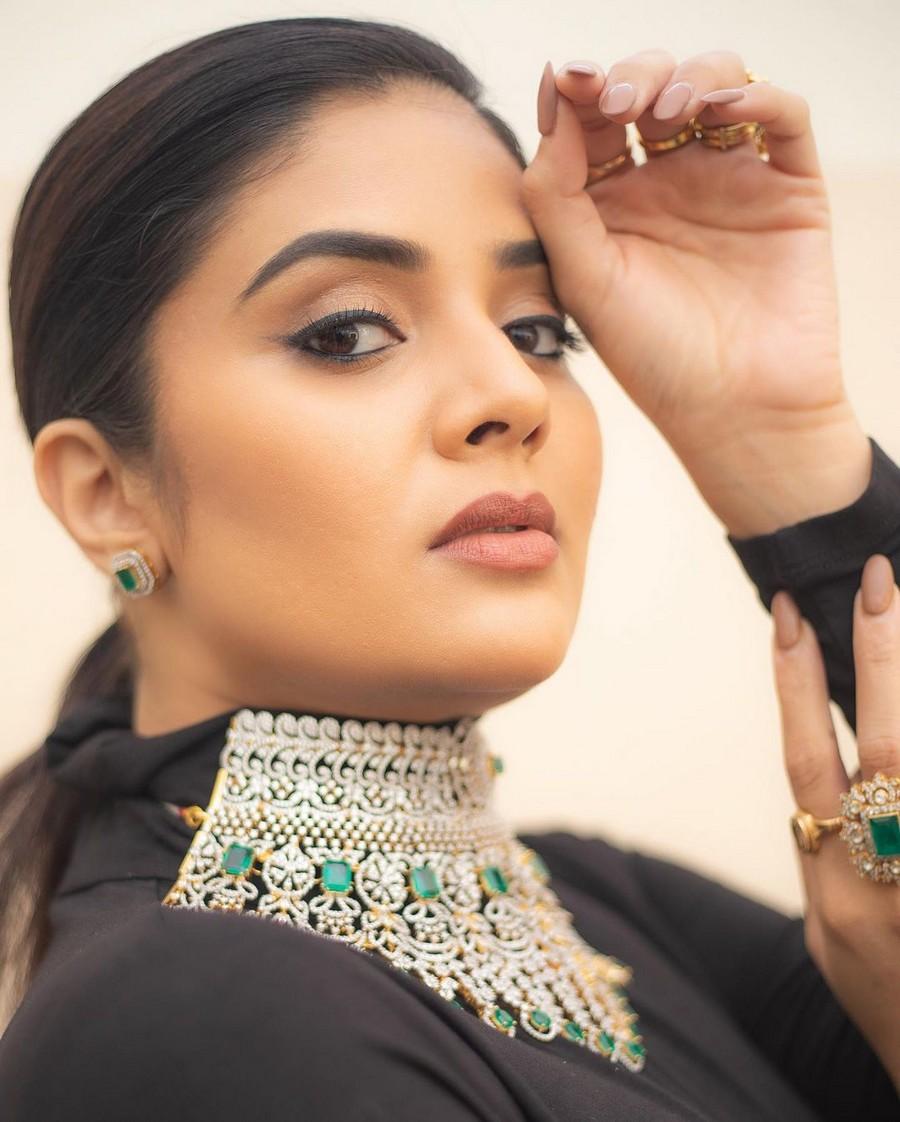 Sreemukhi 4