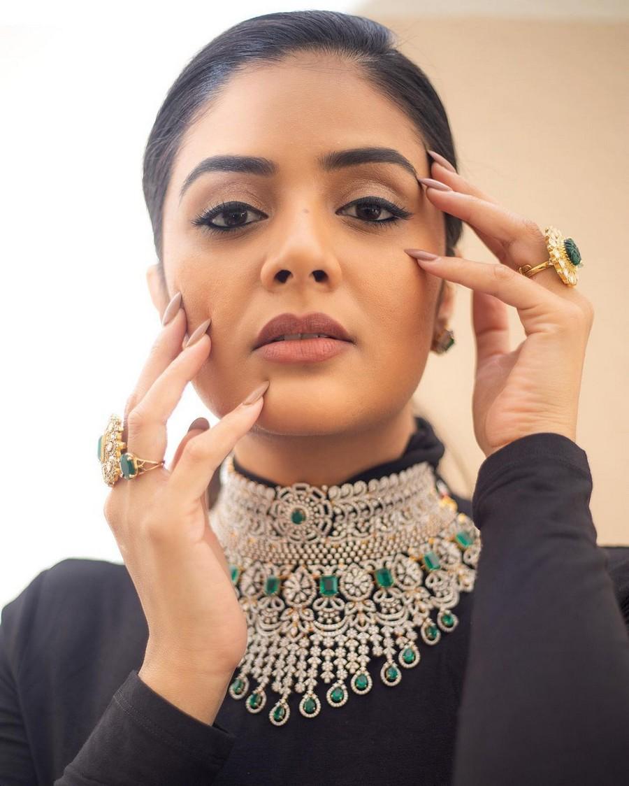 Sreemukhi 5
