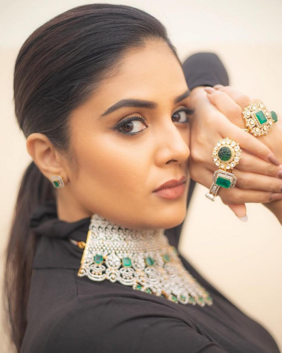 Sreemukhi 6