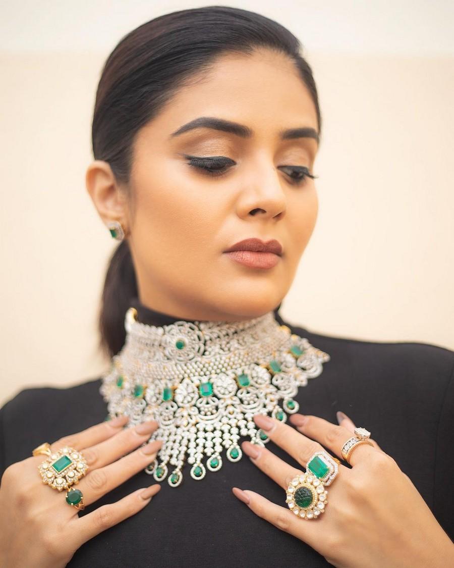 Sreemukhi 7